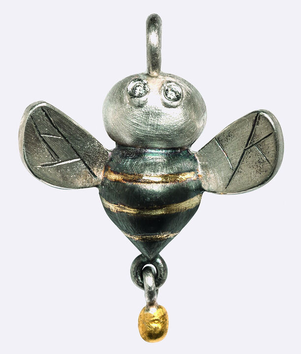 s´Bienerl mit Goldstreifen, Brillanten und Goldnugget